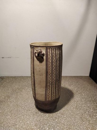 null Vase décoré d'un singe
Terre cuite beige à décor peint noir
Culture Chancay,...