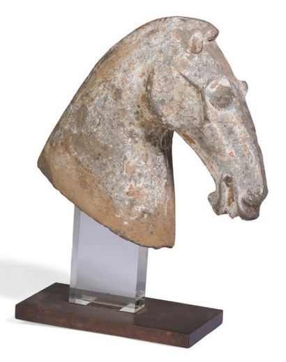 null Pinkish terracotta horse's head with traces of white slip.
China, Han style...