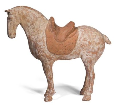 null Mingqi en terre-cuite rosée, avec traces d'engobe blanc, représentant un cheval...