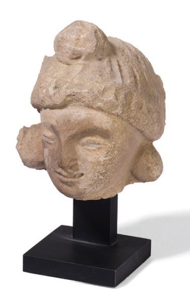 null Little stucco Bodhisattva head.
Greco-Buddhist style of Gandhara.
H. 10 cm