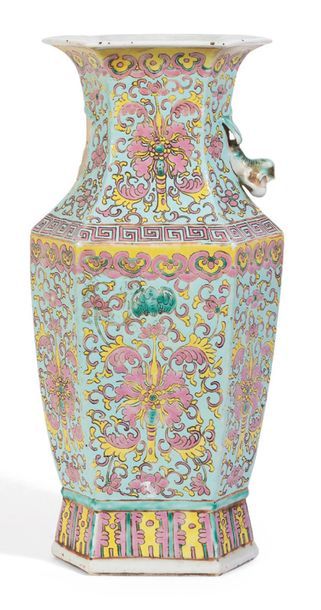 null Vase hexagonal en porcelaine polychrome émaillée en polychromie à décor floral...