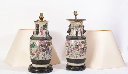 CANTON, vers 1900 Paire de vases en porcelaine et émaux polychrome et rose à décor...