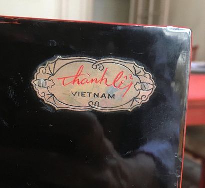 Thanh LEY. Vietnam, XXème siècle Mobilier de salle à manger en bois laqué rouge,...