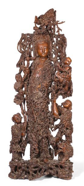 null Grande racine sculptée, représentant la déesse Guanyin accompagnée de deux enfants,...