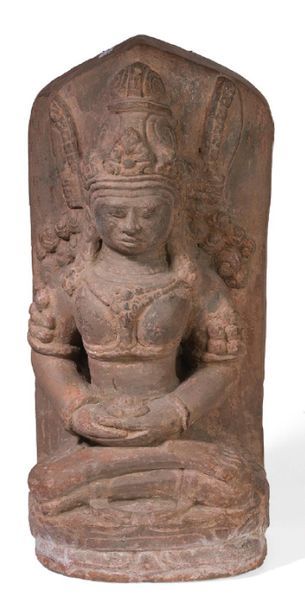 null Stèle en grès sculpté d'un Bodhisattva assis en méditation, coiffé d'une haute...