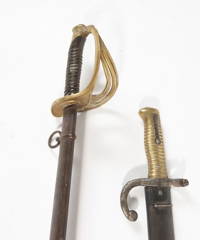 null Lighter saber with its aged brass handle and scabbard.
L. 102 cm
Another saber...