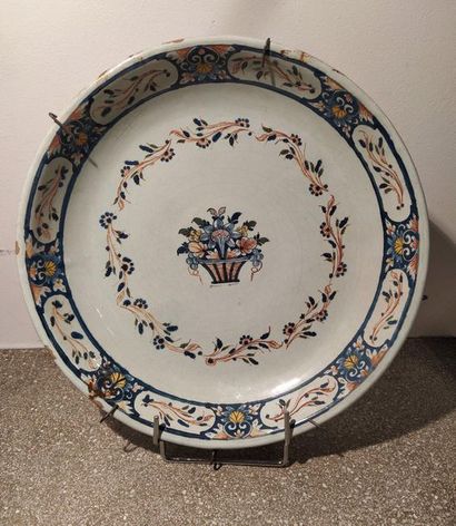 ROUEN, début XIXe siècle Coupe circulaire à décors de corbeille fleurie, (égrenures...