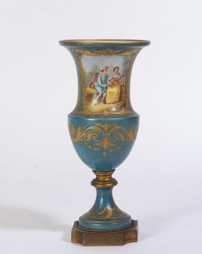 Dans le goût de SÈVRES Vase sur piédouche en porcelaine polychrome et dorée à décor...