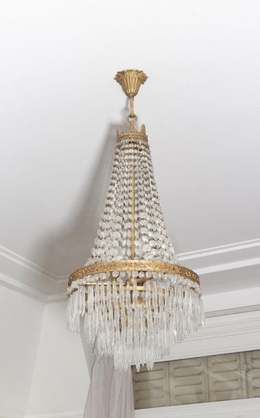 null A set of three chandeliers comprising:
- A chandelier with eight lights in glass...