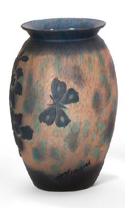 De VIANNE Vase soliflore en verre multicouche dégagé à l'acide, décor de papillons...