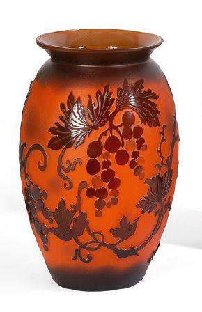 De VIANNE Vase en verre polychrome multicouche dégagé à l'acide, décor de vignes.
Signé
H....