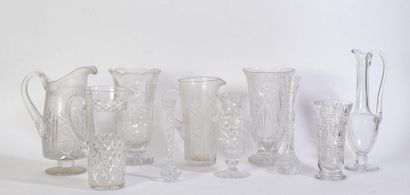 Cristallerie d'Albret Suite de quatre verseuses et six vases en cristal taillé. De...