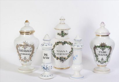 null Cinq pots à pharmacie sur piédouche en verre à décor polychrome et doré de rocailles...