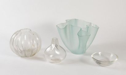 LALIQUE FRANCE Vase soliflore en cristal taillé. Signé
H. 16,5 cm
On joint un grand...