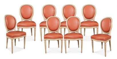 null Ensemble de huit chaises médaillons en bois suclpté et peint à décor de fleurs....
