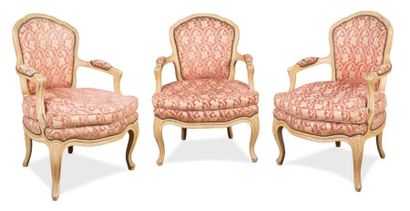 null Suite of three convertible armchairs in moulded wood and cream lacquered.
Whiplash...