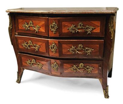 null Commode galbée en bois de placage marqueté, ouvrant par quatre tiroirs sur trois...