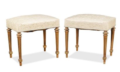 null Pair of varnished wooden stools. Tapered and fluted base.
45 x 33 cm
Photo available...