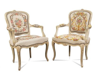 null Paire de fauteuils cabriolet en bois sculpté, mouluré et laqué à décor de fleurettes.
XIXème...