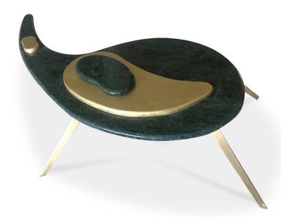 Ida VALENZY (Née en 1963) Table en marbre et laiton composé de plusieurs plateaux...