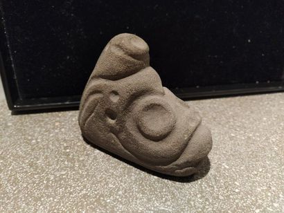 null Sculpture in the style of the Trigonoliths Taino
H. 9,5 - W. 11,5 - Th. 5 c...