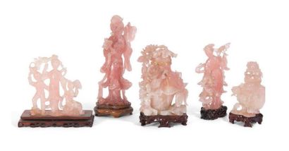 null Suite de cinq statuettes en quartz rose à décor de Guanines, de végéteaux et...