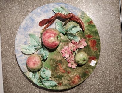 null LONGCHAMP. (Côte d’or) Plat décoratif à décor en

 relief de pommes et leurs...