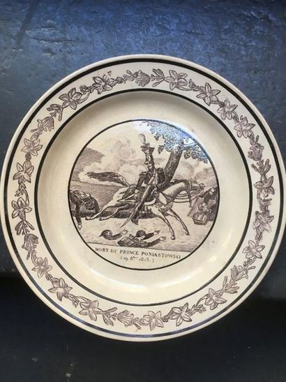 null 
MONTEREAU


Earthenware plate with printed decoration in grisaille of the death...