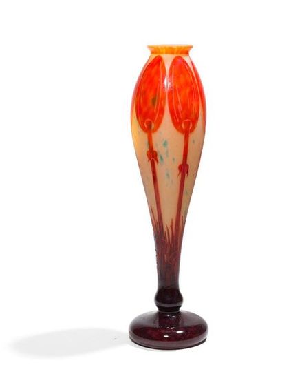 null Le verre français

Vase soliflore en verre multicouche dégagé à l'acide à décor...
