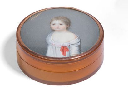 null - Round tortoiseshell box with a gold metal ring on the lid, decorated with...