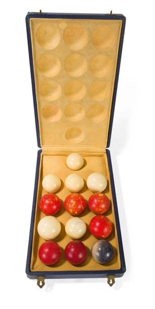 null - Ensemble de 13 boules de billard en ivoire teinté et naturel dans leur coffret...