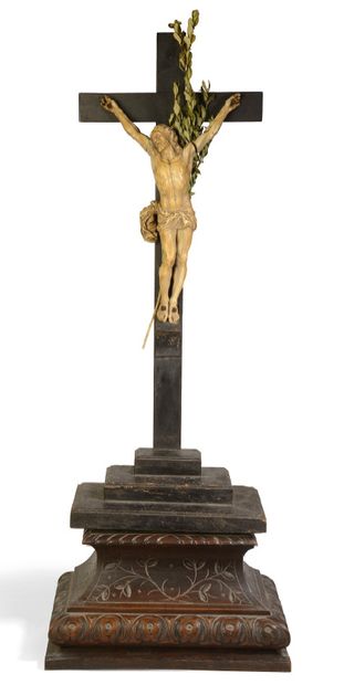 - Ecole Française du XVIIIème siècle 
Christ
Sculpture en ivoire patiné (accidents...