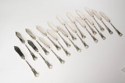 null - Silver housewife, model shells and palmettes, comprising: 
 Eighteen large...