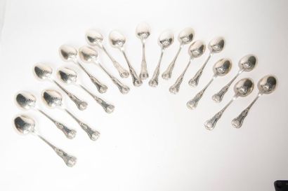 null - Silver housewife, model shells and palmettes, comprising: 
 Eighteen large...