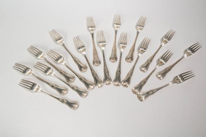 null - Silver housewife, model shells and palmettes, comprising: 
 Eighteen large...