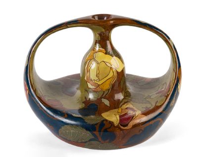 null - Manufacture de Rozenburg Den Haag - Circa 1900
Vase à anses en faïence polychrome...