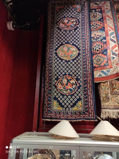 null - Trois tapis en laine et soie polychrome de style oriental.
191 x 124 cm -...