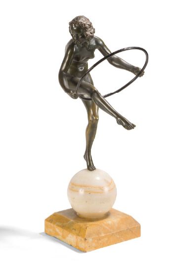 - Ecole Française. Vers 1900 
Femme au cerceau
Sculpture en bronze patiné, le socle...