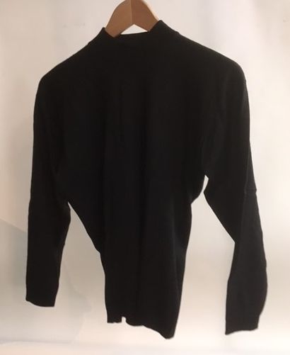CELINE CELINE

Wool and polyamide vest

Size 42

CELINE

Cashmere and silk pullover...