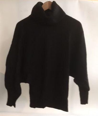 CELINE CELINE

Wool and polyamide vest

Size 42

CELINE

Cashmere and silk pullover...