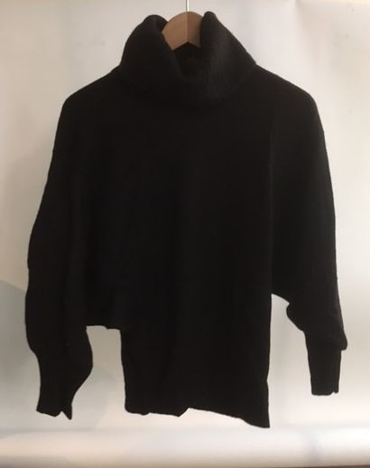 CELINE CELINE

Wool and polyamide vest

Size 42

CELINE

Cashmere and silk pullover...