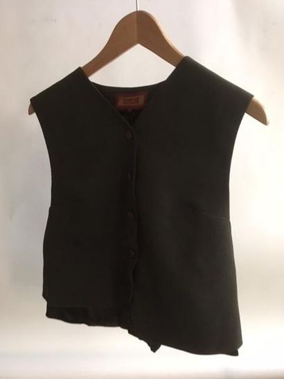 RENATTO NUCCI RENATTO NUCCI 

Sleeveless wool and polyester vest

Size 38/40

MAX...