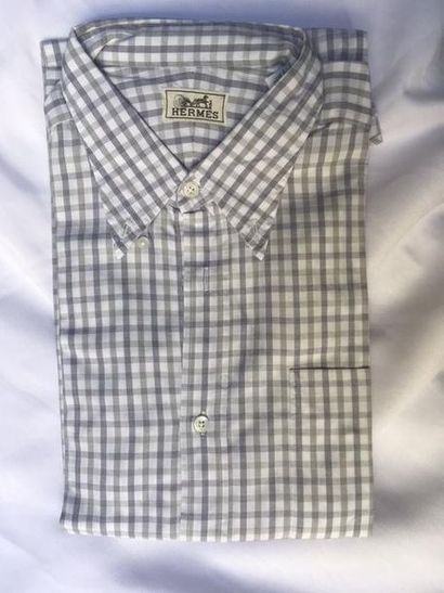 HERMES HERMES

Ensemble de 18 chemises en coton.

5 marqué du S (solde) sur l'étiquette

Taille...