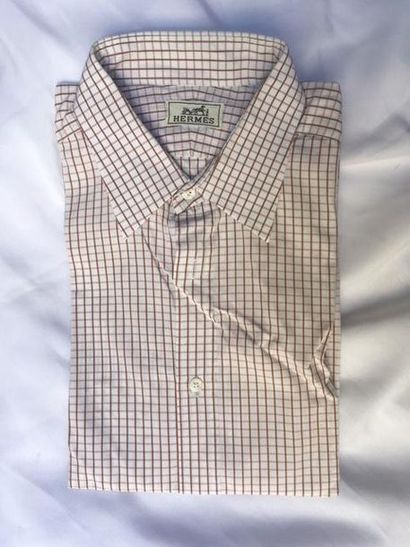 HERMES HERMES

Ensemble de 18 chemises en coton.

5 marqué du S (solde) sur l'étiquette

Taille...
