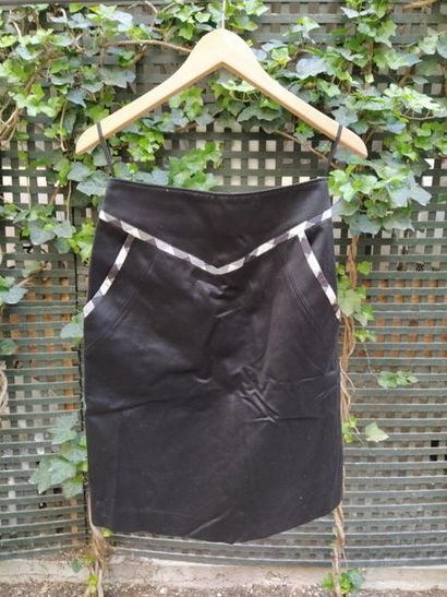 Louis FERAUD Louis FERAUD

Jupe en coton noir, deux poches plaquées, biais de tissu...