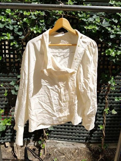 RECH Synonym Georges Rech

Cream silk blouse, offset fastening concealed by pleats

Size...