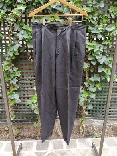 null Three men's pants without markings

Large size