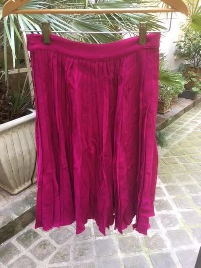 Max MARA MAX MARA

Skirt suit in viscose blend fabric

Size 38 

Reaching:

- Pascal...