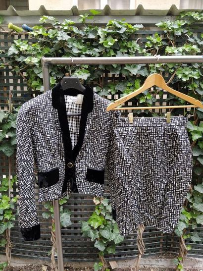 DIOR Christian Dior Boutique

Tailleur jupe en laine et soie chiné noir et blanc,...