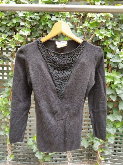 Yves Saint LAURENT Yves Saint Laurent Variation

Long sleeve sweater in black wool...
